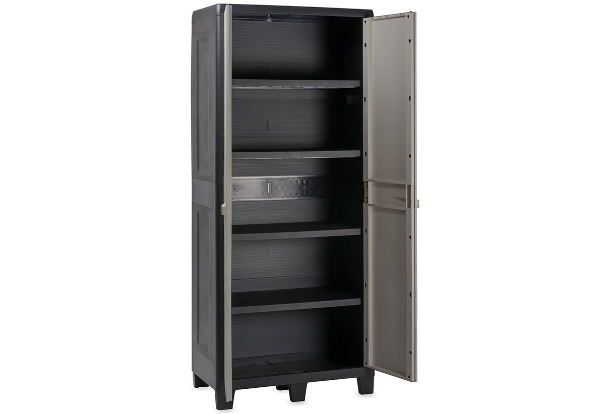 Απεικονίζεται η ντουλάπα ανοιχτή.